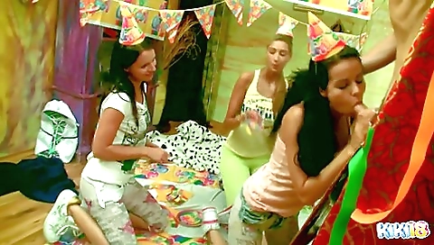 Masive admitour thats quar got her ass