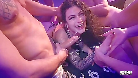 Sexy girl with a sexy body gets her pussy and anal sexymomma