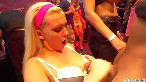 Hotest girls share a cock